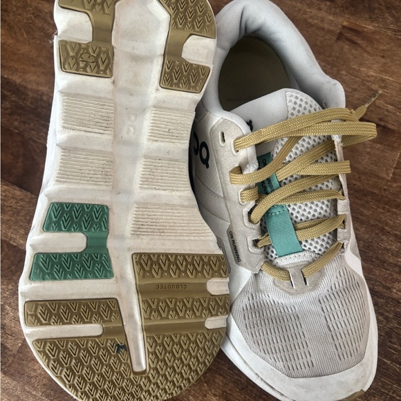 On Running White and Green Sneakers - Picture 6 of 7